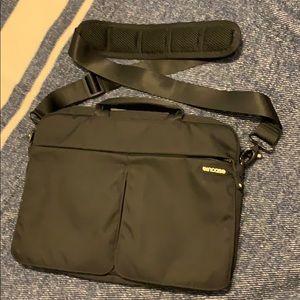 Black laptop bag w/shoulder strap for 15in laptops